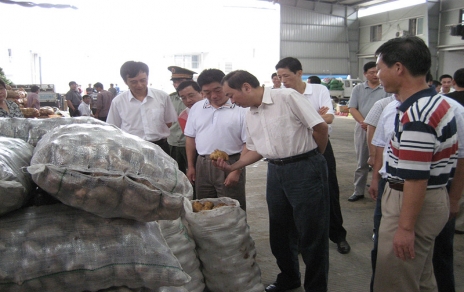 2006年9月嘉興市委書記、市人大主任黃坤明一行蒞臨蔬菜市場(chǎng)視察菜籃子供應(yīng)工作